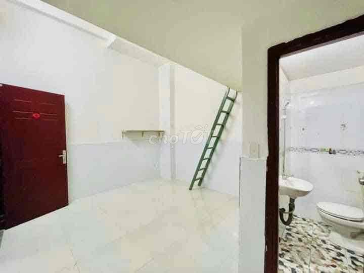 phòng gác, máy lạnh, phòng ban công( tủ quần áo), có thang máy.