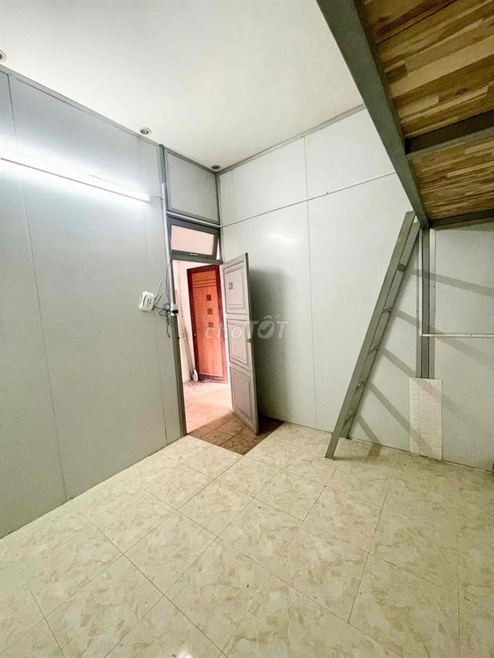 phòng gác, máy lạnh, phòng ban công( tủ quần áo), có thang máy.