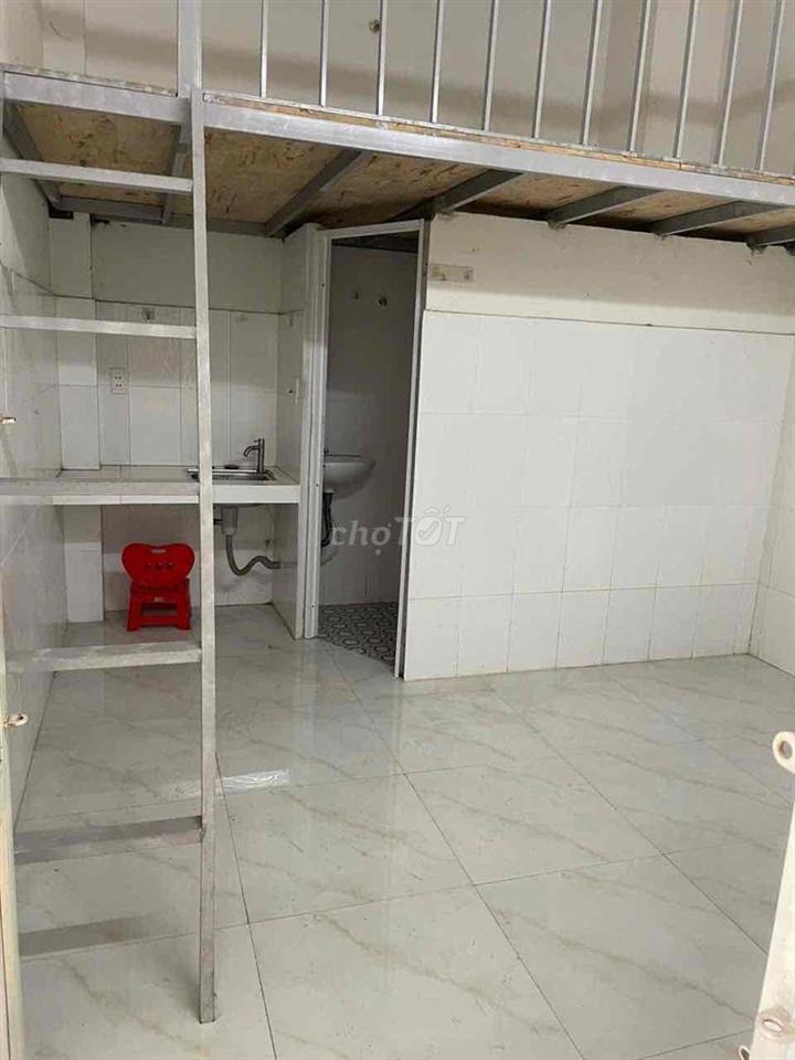 Trống vài phòng có gác, phòng ban công, cửa sổ.