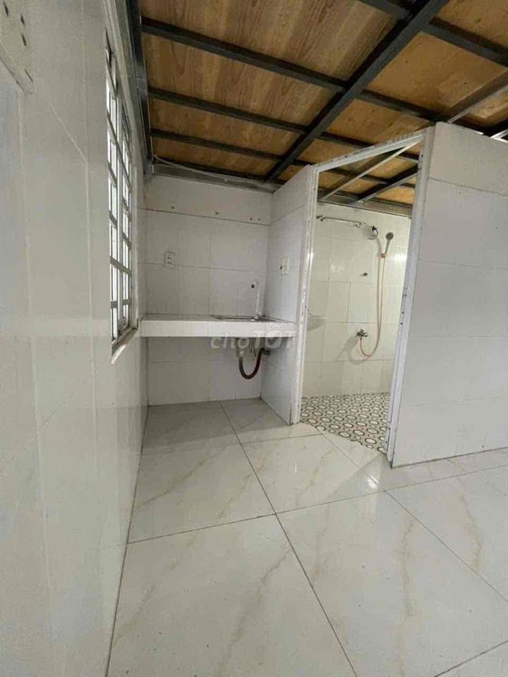 Trống vài phòng có gác, phòng ban công, cửa sổ.