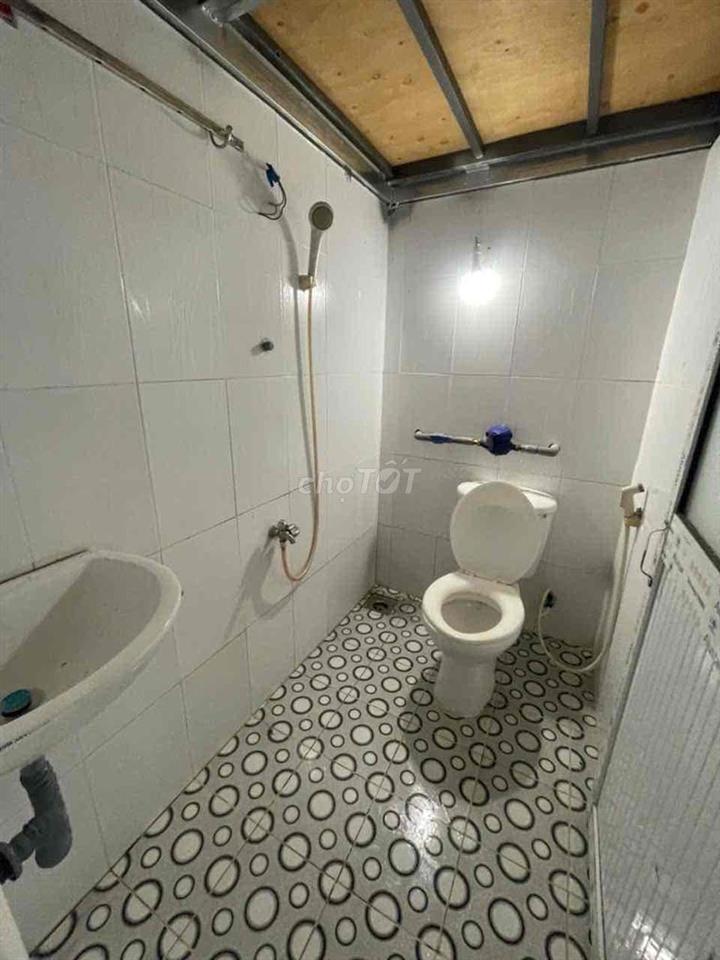 Trống vài phòng có gác, phòng ban công, cửa sổ.