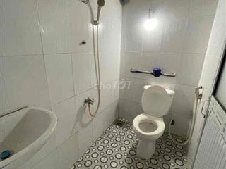 Trống vài phòng có gác, phòng ban công, cửa sổ.