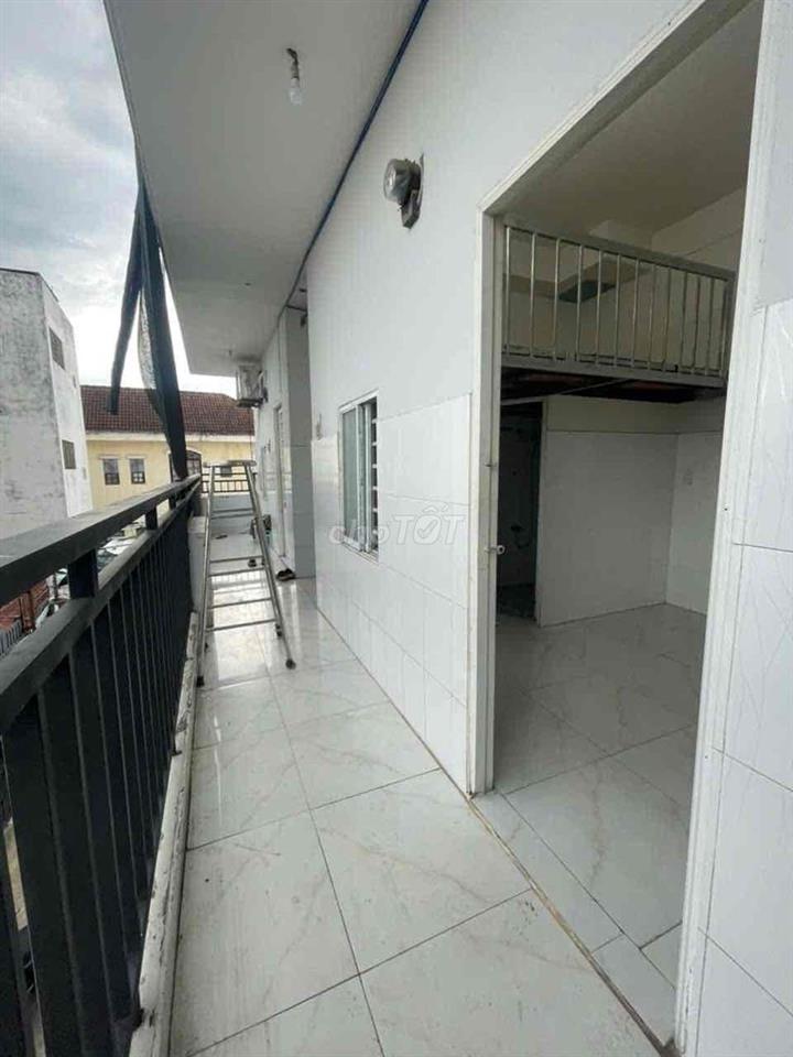 Trống vài phòng có gác, phòng ban công, cửa sổ.