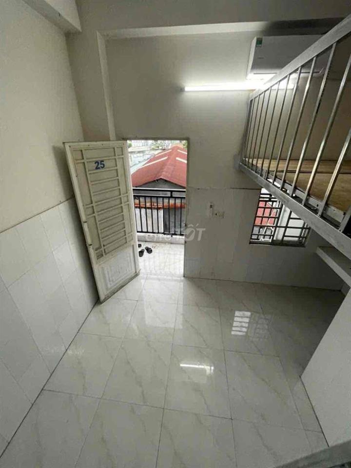 Trống vài phòng có gác, phòng ban công, cửa sổ.
