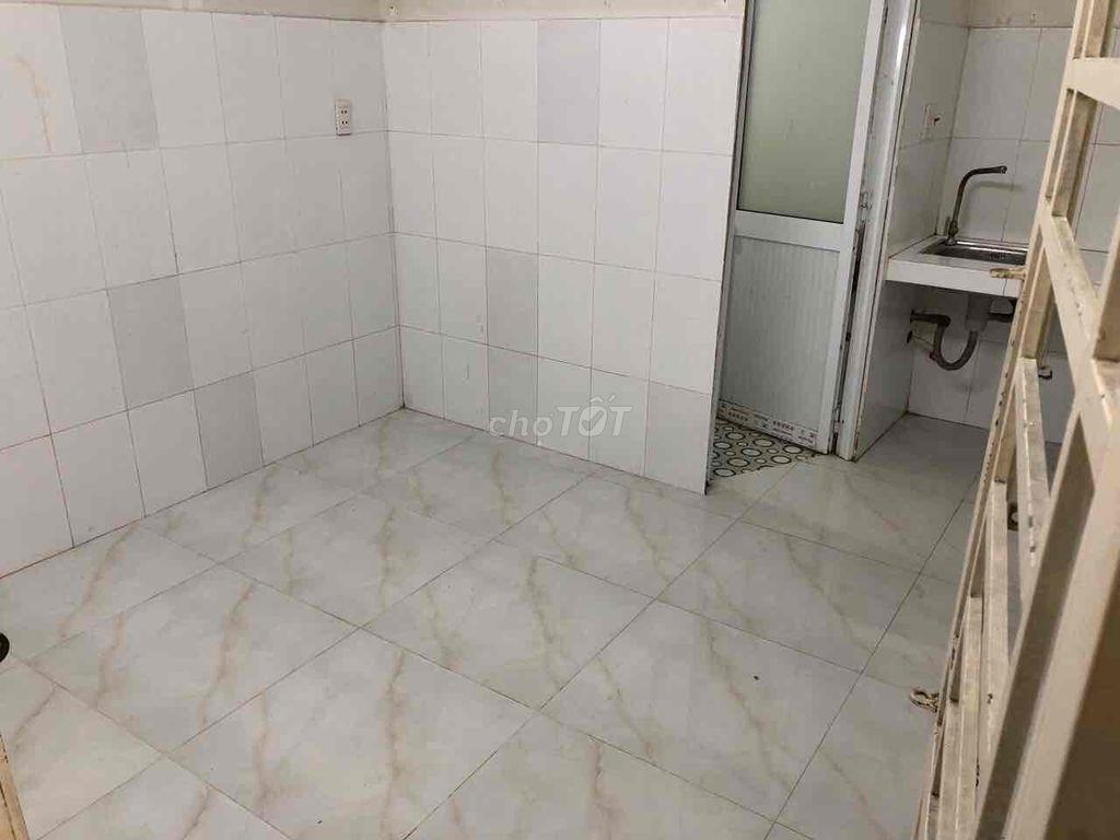 Trống vài phòng có gác, phòng ban công, cửa sổ.