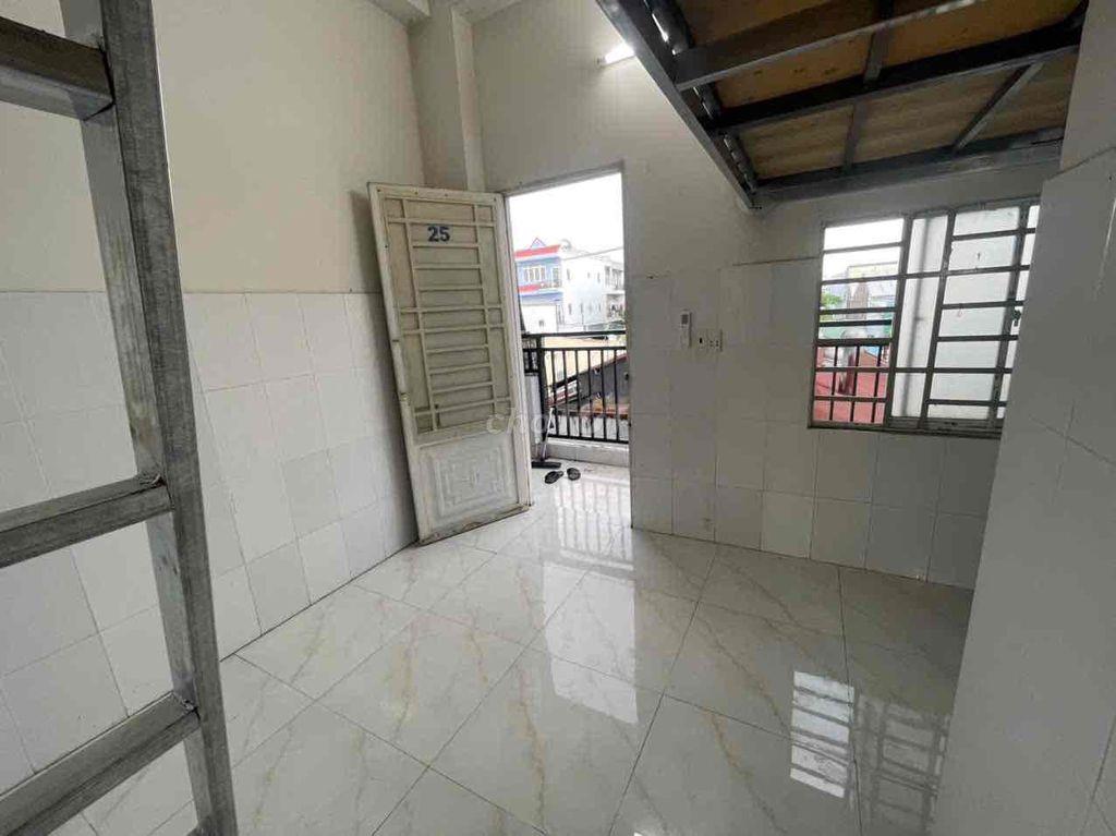Trống vài phòng có gác, phòng ban công, cửa sổ.