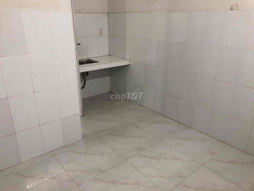 Trống vài phòng có gác, phòng ban công, cửa sổ.