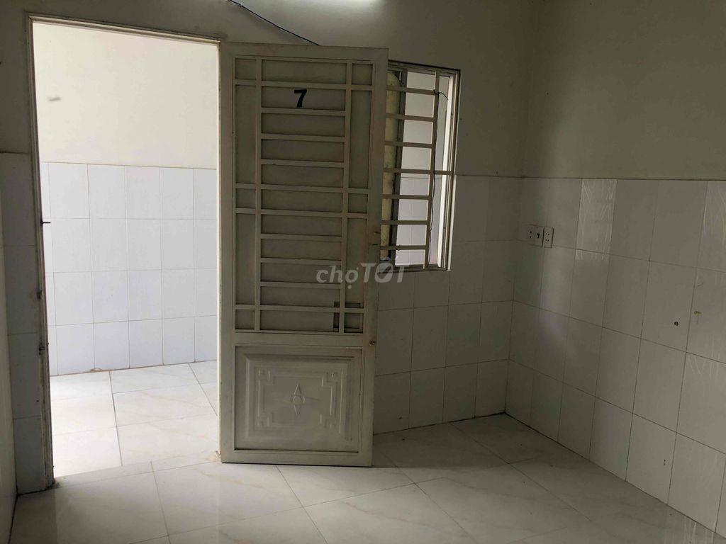 Trống vài phòng có gác, phòng ban công, cửa sổ.
