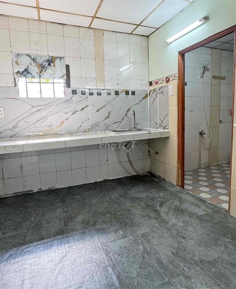 PHÒNG RỘNG - TẦNG TRỆT - GẦN BẾN XE MIỀN TÂY