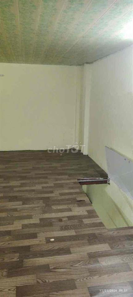 PHÒNG - 1 TRỆT - 1 GÁC - 1WC - CỬA SỔ THOÁNG MÁT