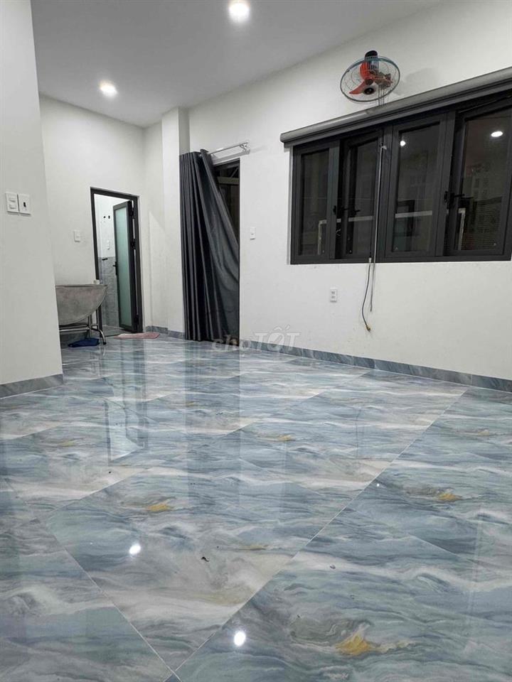 PHÒNG BAN CÔNG - MÁY LẠNH - TỦ GỖ - MÁY QUẠT