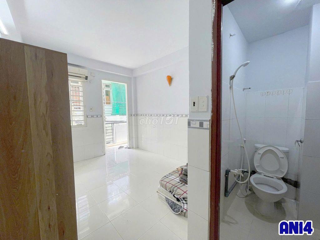 Ban Công - Máy Lạnh Ngay VINCOM QUANG TTRUNG