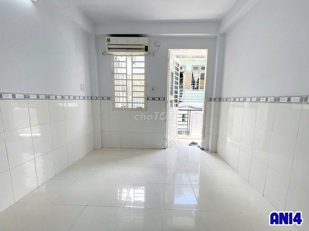 Ban Công - Máy Lạnh Ngay VINCOM QUANG TTRUNG