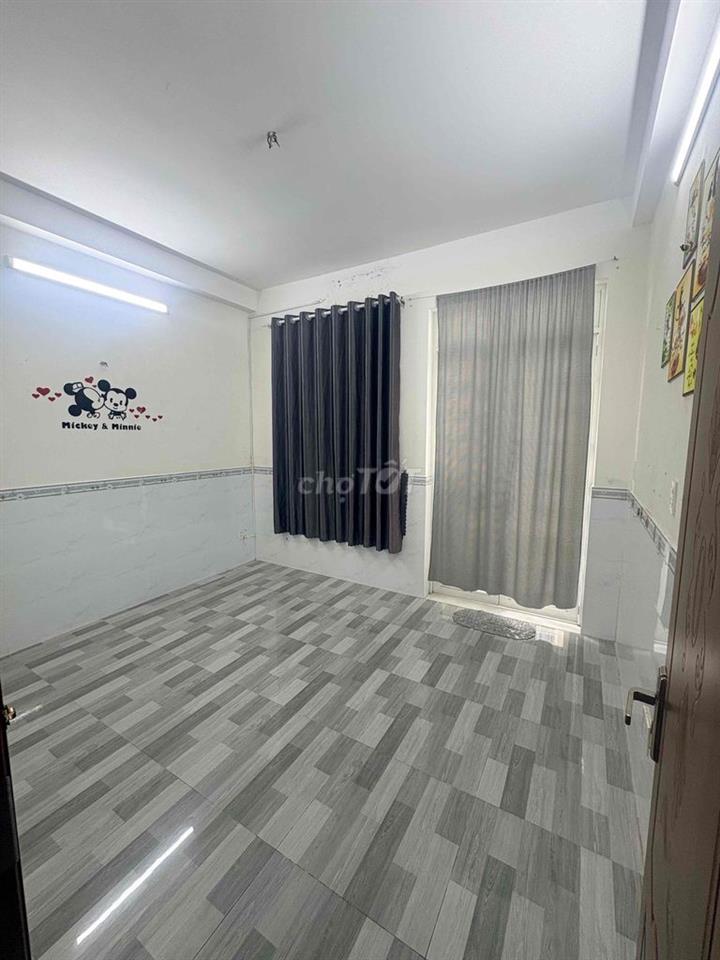 CHO THUÊ PHÒNG – BAN CÔNG THOÁNG MÁT – NGAY KẾ BÊN CHỢ