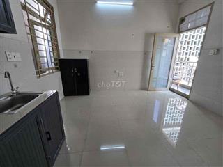 Cho Thuê Phòng Ban Công Giá Rẻ Sẵn Máy Lạnh Ngay Đại Học Văn Hiến