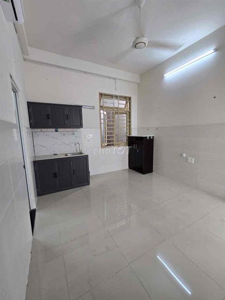 Cho Thuê Phòng Ban Công Giá Rẻ Sẵn Máy Lạnh Ngay Đại Học Văn Hiến