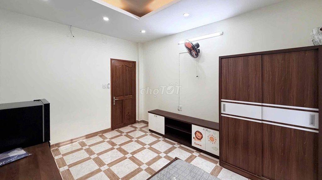 Cho Thuê Phòng Rộng Rãi Có Ban Công Đầy Đủ Nội Thất Ngay Ngã Tư Bốn Xã