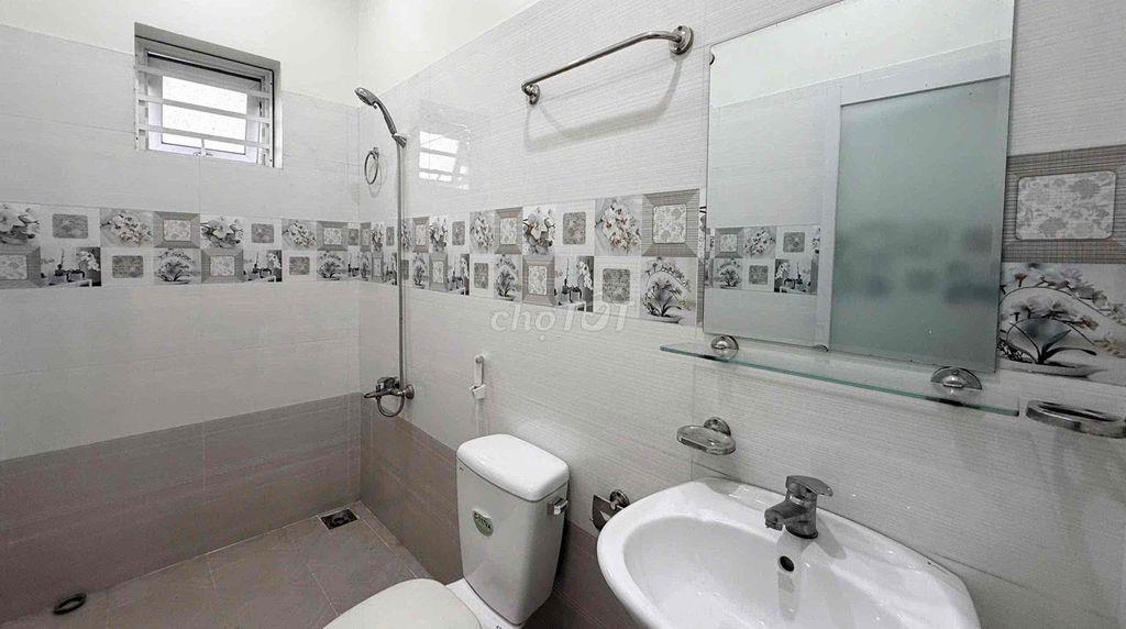 Cho Thuê Phòng Rộng Rãi Có Ban Công Đầy Đủ Nội Thất Ngay Ngã Tư Bốn Xã