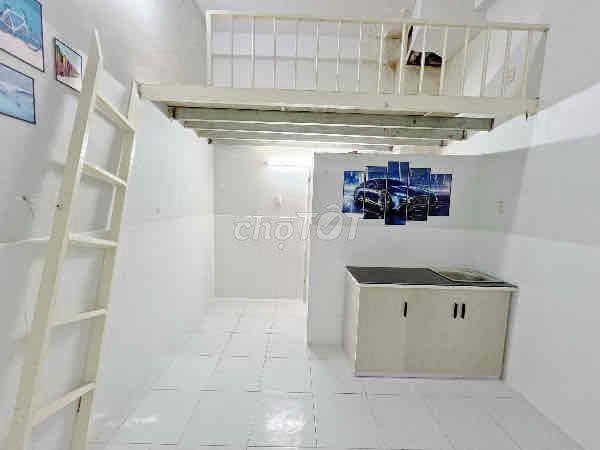Phòng duplex, kệ bếp đang trống ngay Phạm Văn Chiêu