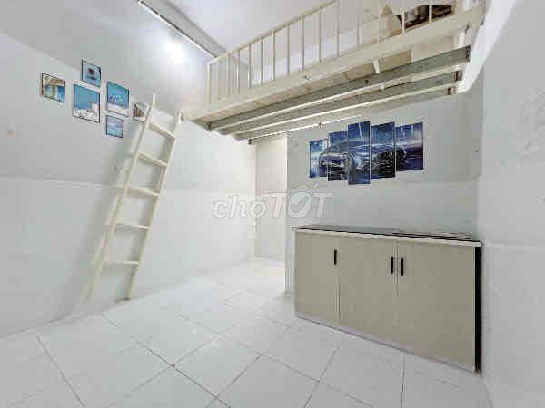 Phòng duplex, kệ bếp đang trống ngay Phạm Văn Chiêu