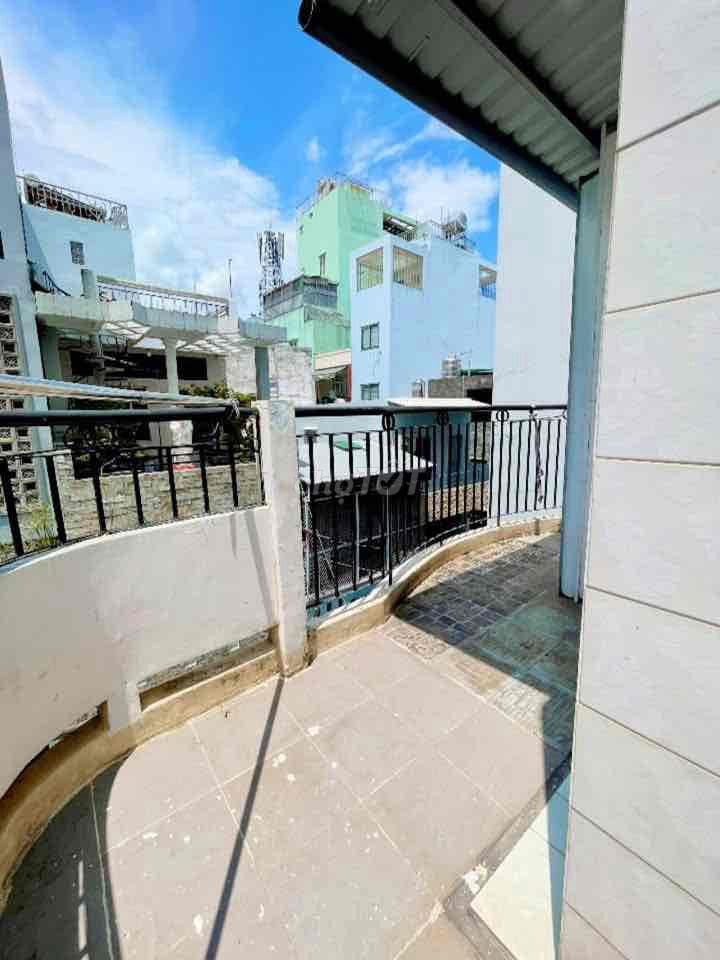 Phòng đẹp ,sạch sẽ , ban công siêu rộng siêu thoáng