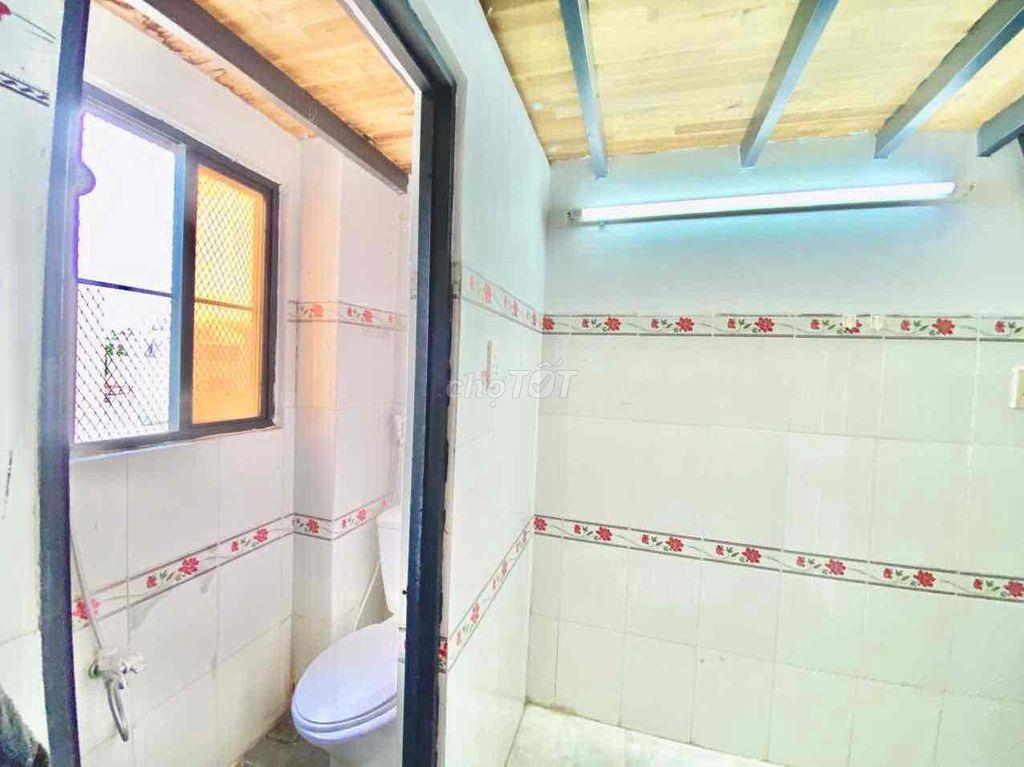Duplex 1 người ở đầu đường Nguyễn Sơn, Tân Phú