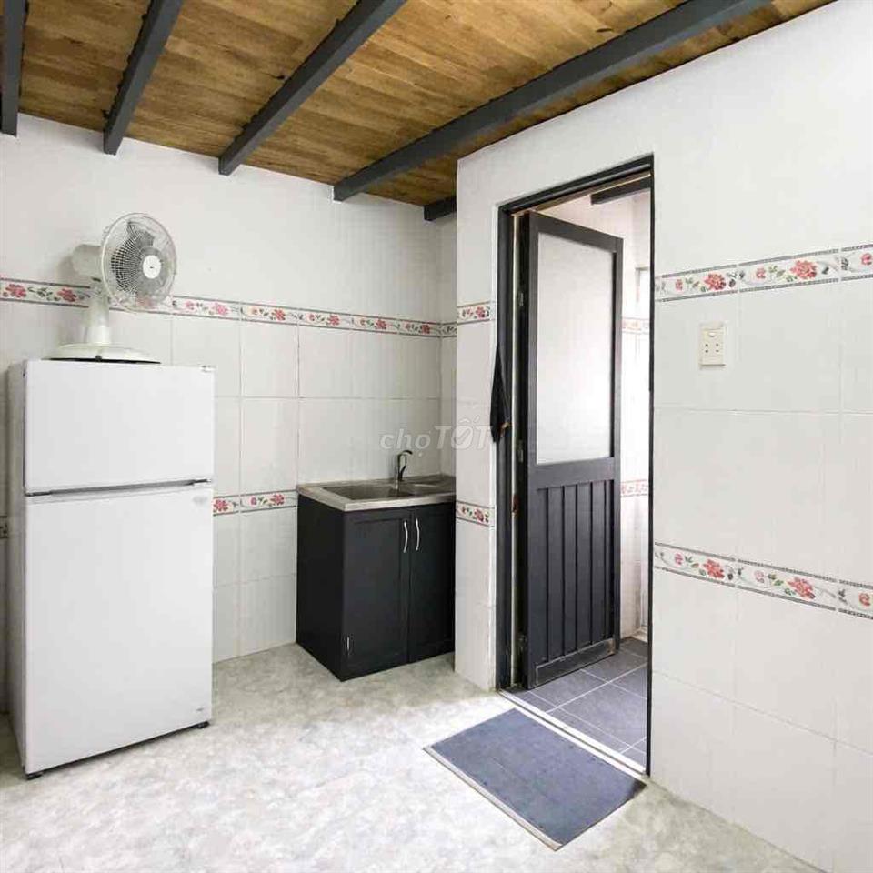 Duplex 1 người ở đầu đường Nguyễn Sơn, Tân Phú