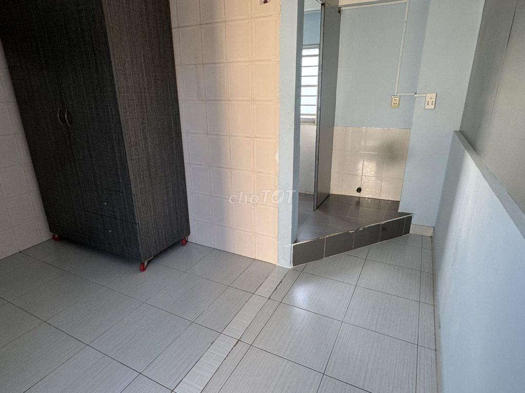 Phòng Nguyên Hồng, full nội thất, có ban công, lầu 3