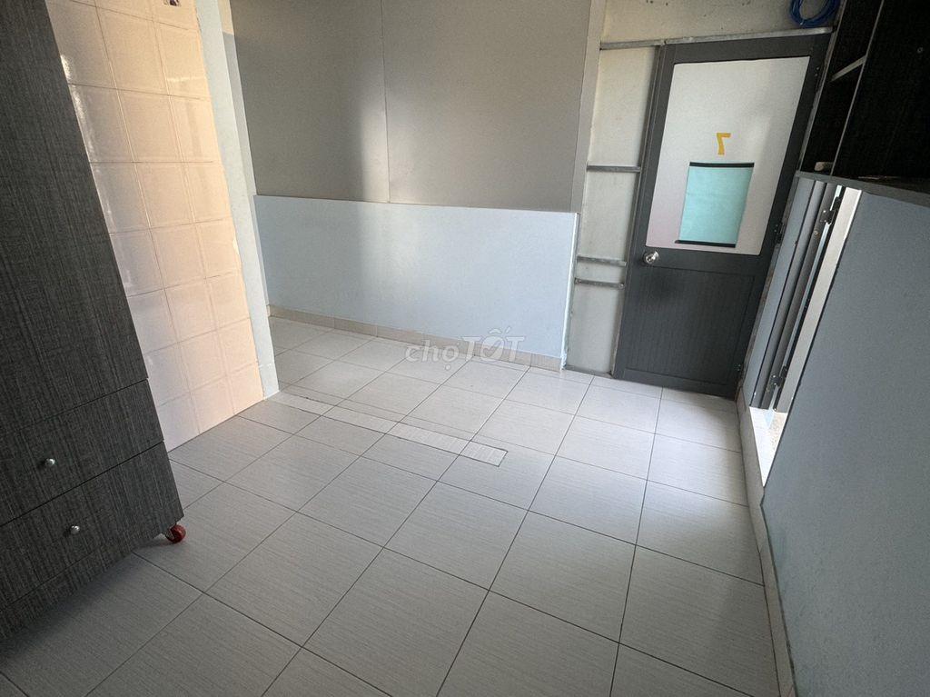Phòng Nguyên Hồng, full nội thất, có ban công, lầu 3