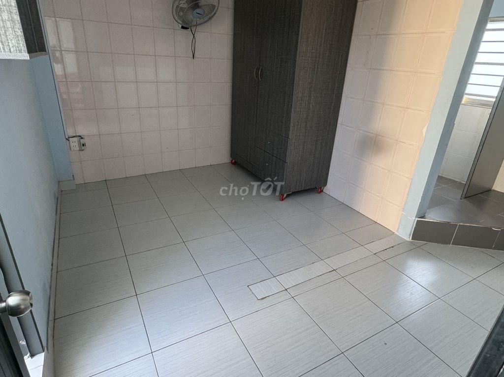 Phòng Nguyên Hồng, full nội thất, có ban công, lầu 3