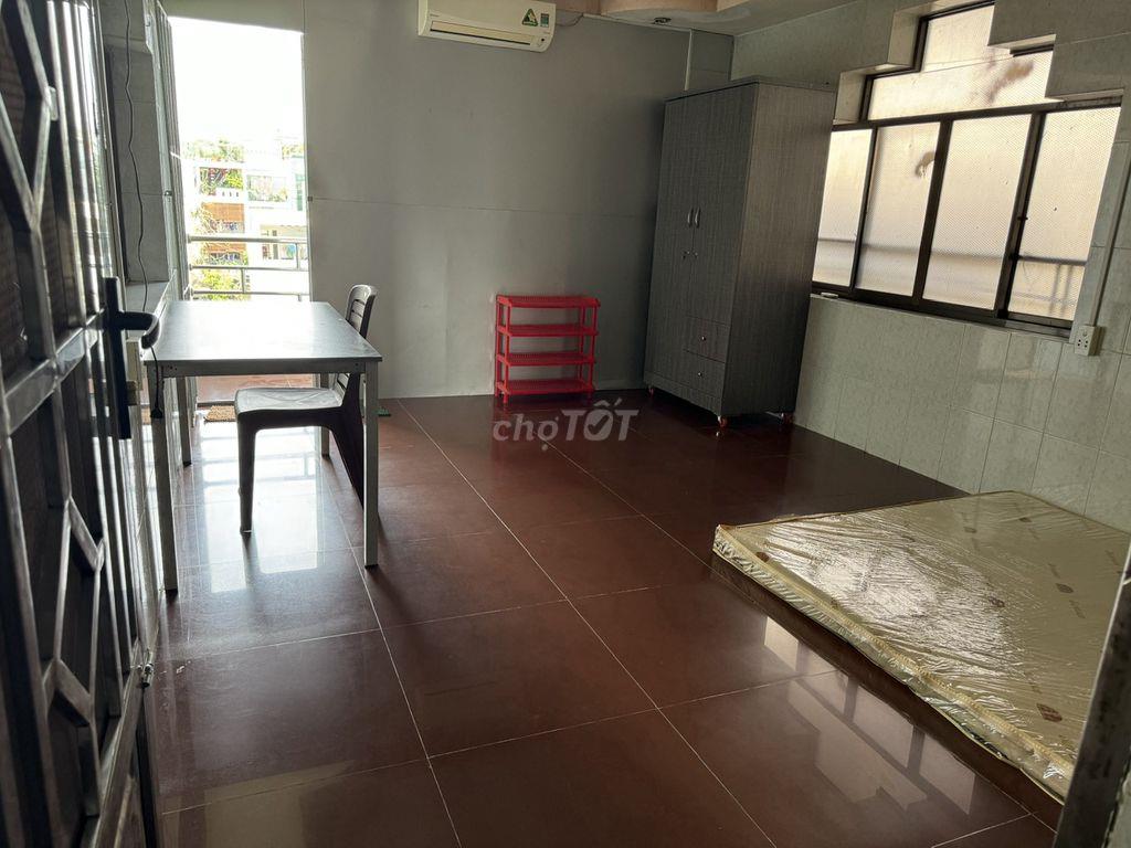 Phòng gần cổng ĐH Văn Lang, full nội thất, có BAN CÔNG