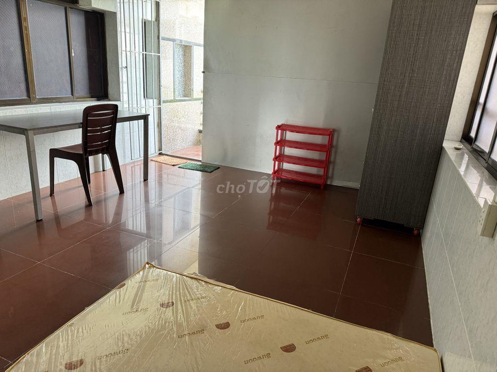 Phòng gần cổng ĐH Văn Lang, full nội thất, có BAN CÔNG