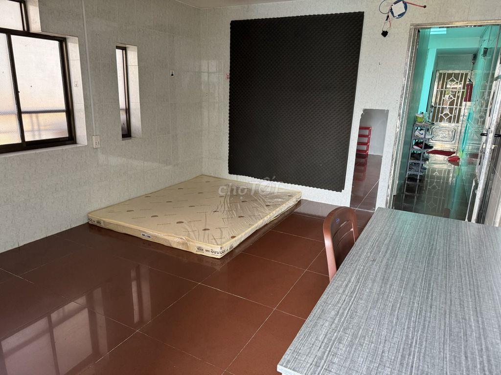 Phòng gần cổng ĐH Văn Lang, full nội thất, có BAN CÔNG