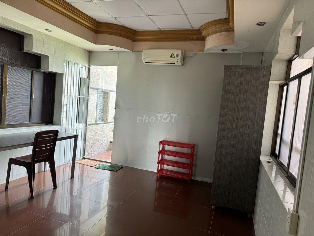 Phòng gần cổng ĐH Văn Lang, full nội thất, có BAN CÔNG