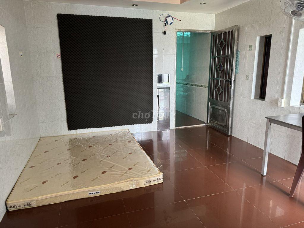 Phòng gần cổng ĐH Văn Lang, full nội thất, có BAN CÔNG