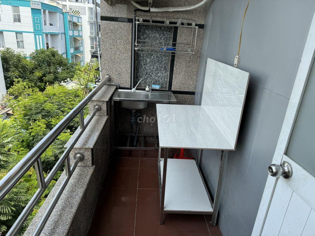 Phòng gần cổng ĐH Văn Lang, full nội thất, có BAN CÔNG