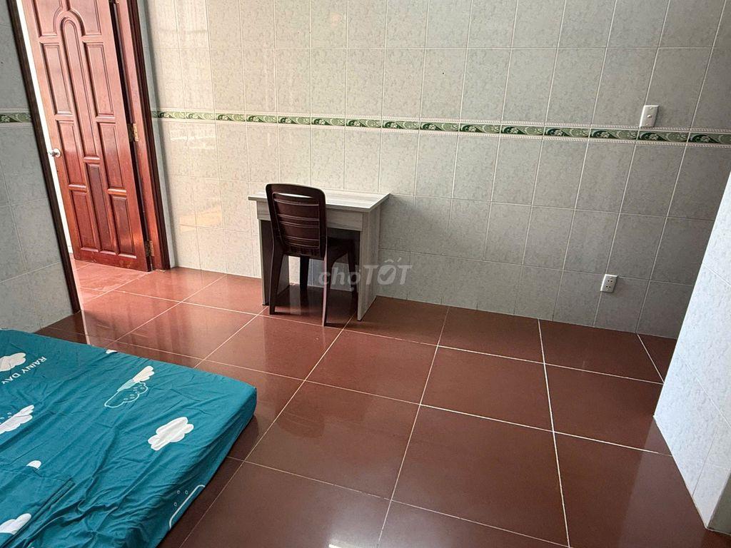 Phòng gần cổng ĐH Văn Lang, full men, full nội thất, có BAN CÔNG