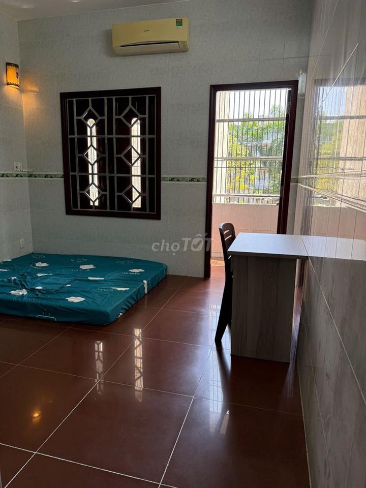 Phòng gần cổng ĐH Văn Lang, full men, full nội thất, có BAN CÔNG