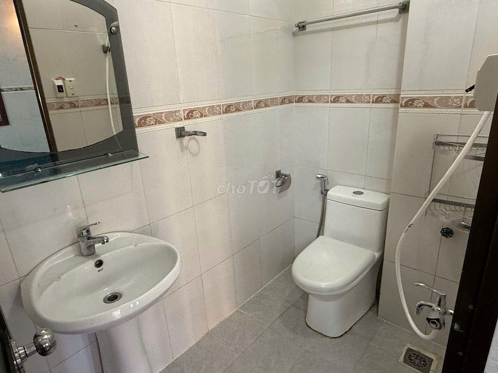 Phòng gần cổng ĐH Văn Lang, full men, full nội thất, có BAN CÔNG