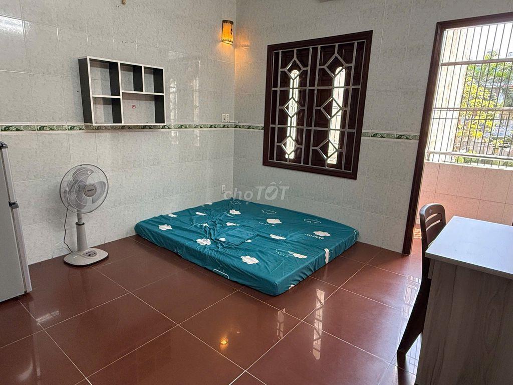 Phòng gần cổng ĐH Văn Lang, full men, full nội thất, có BAN CÔNG