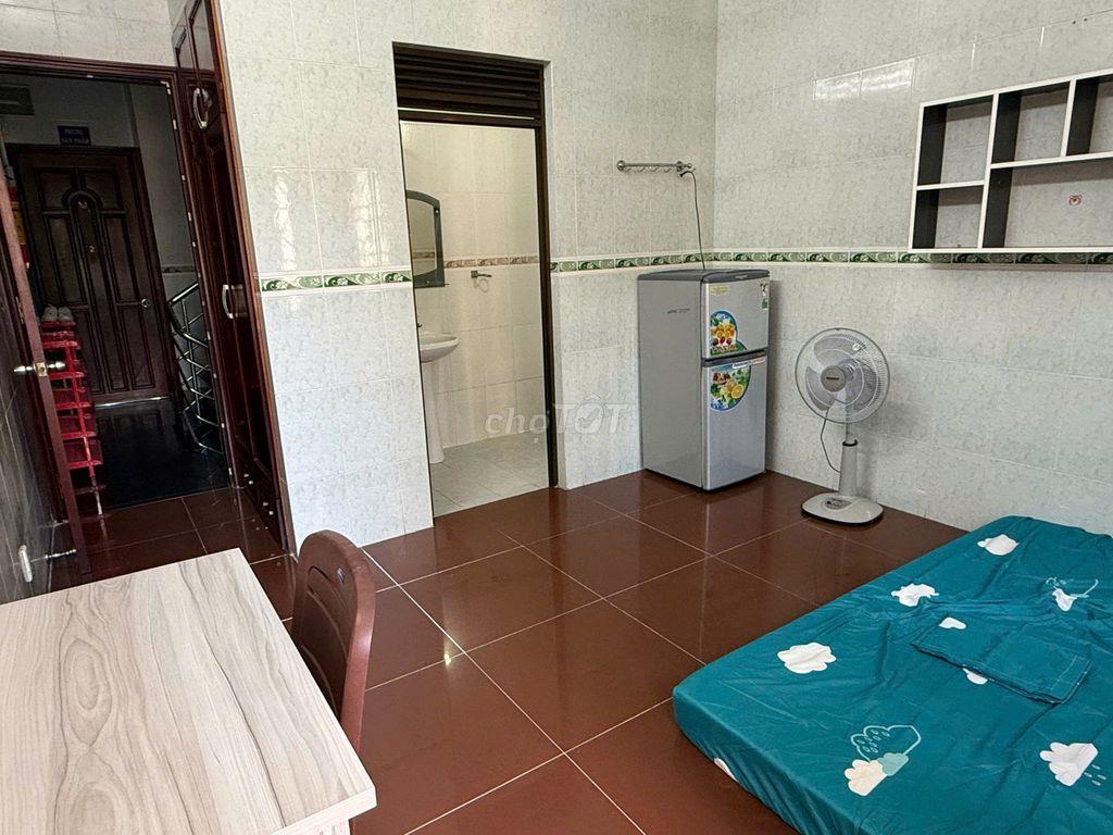 Phòng gần cổng ĐH Văn Lang, full men, full nội thất, có BAN CÔNG