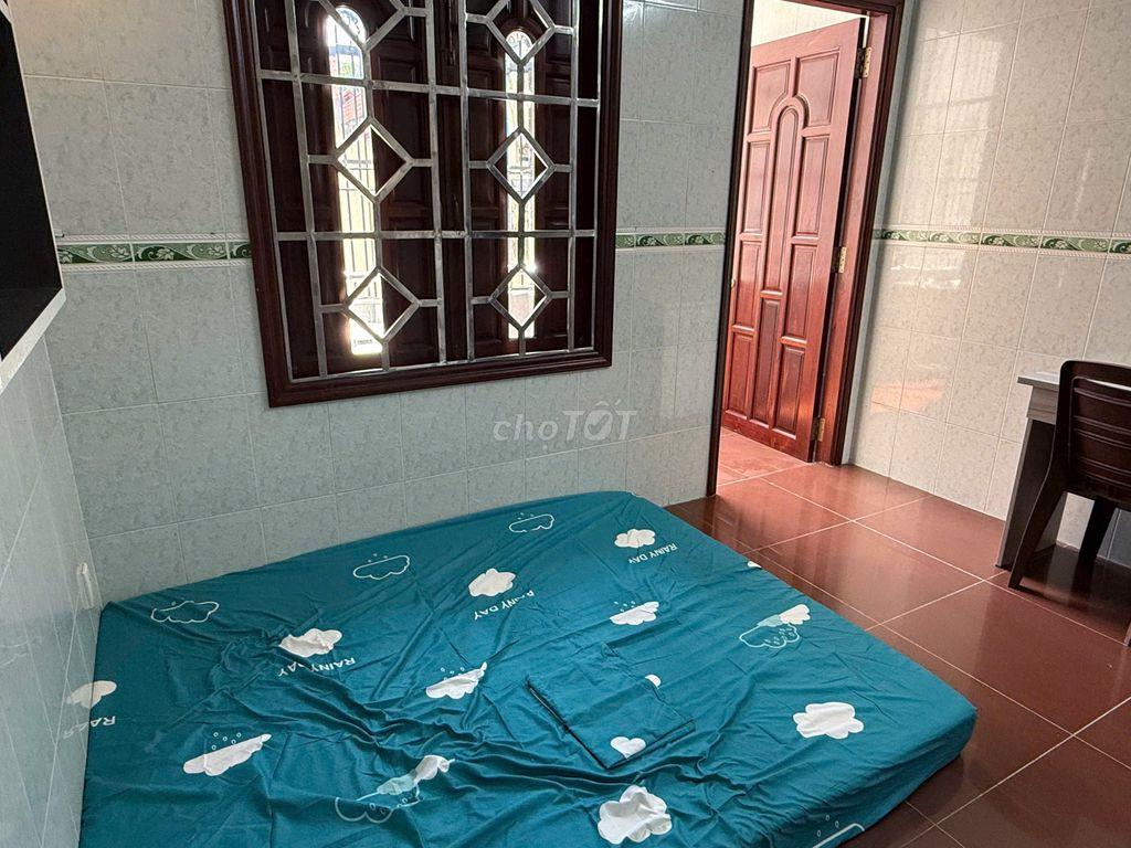 Phòng gần cổng ĐH Văn Lang, full men, full nội thất, có BAN CÔNG