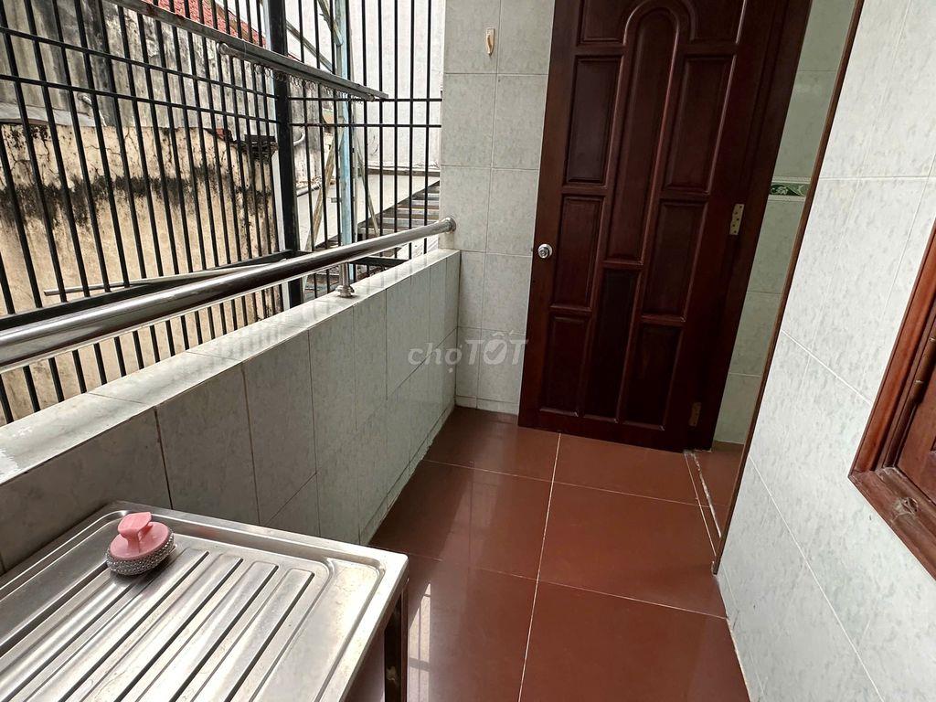 Phòng gần cổng ĐH Văn Lang, full men, full nội thất, có BAN CÔNG