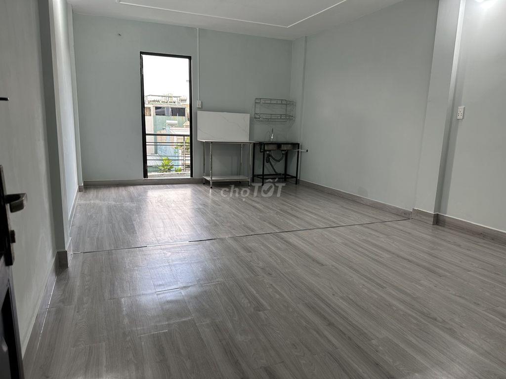 Phòng rất rộng, mặt tiền Bình Lợi, lầu 3, có BAN CÔNG lớn