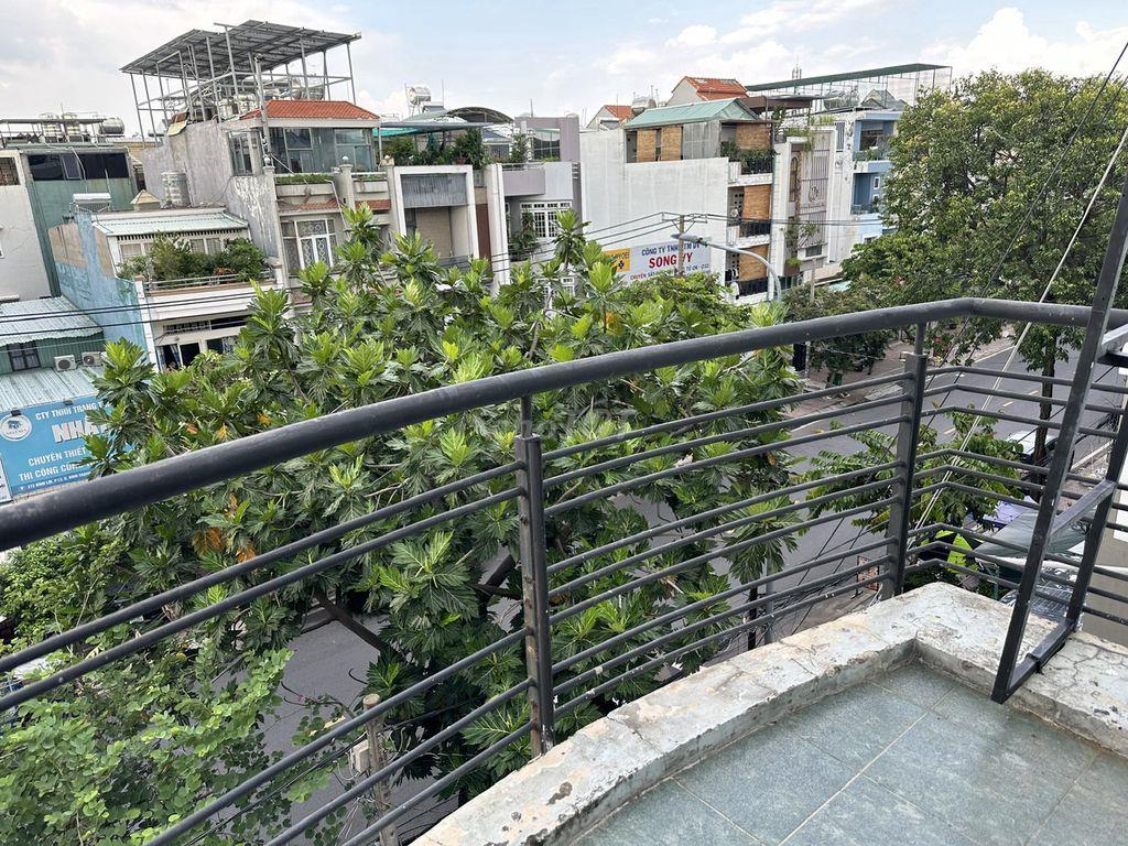 Phòng rất rộng, mặt tiền Bình Lợi, lầu 3, có BAN CÔNG lớn
