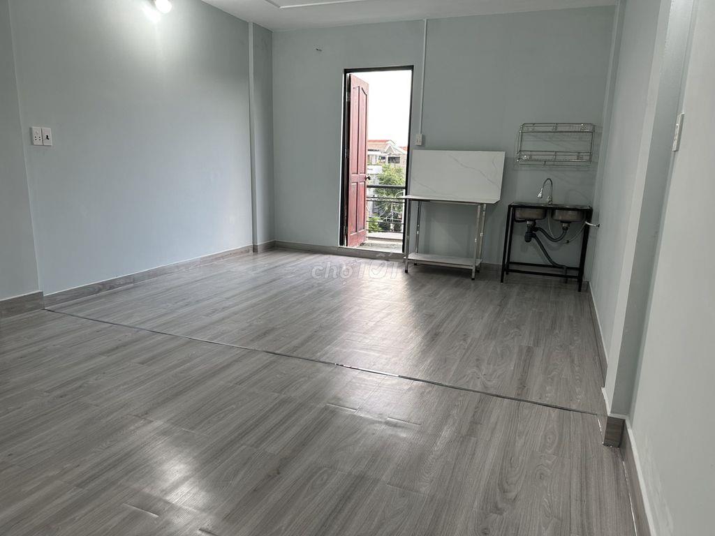 Phòng rất rộng, mặt tiền Bình Lợi, lầu 3, có BAN CÔNG lớn