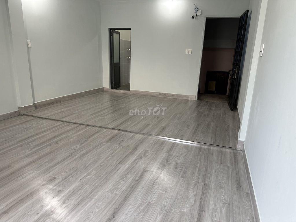 Phòng rất rộng, mặt tiền Bình Lợi, lầu 3, có BAN CÔNG lớn