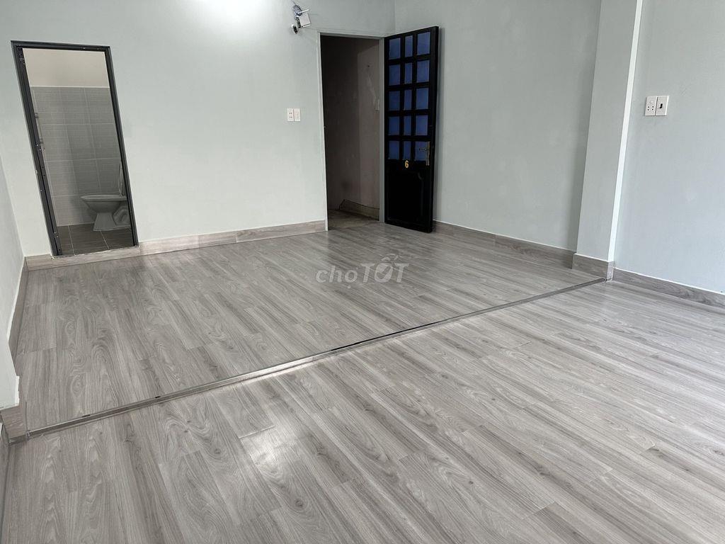 Phòng rất rộng, mặt tiền Bình Lợi, lầu 3, có BAN CÔNG lớn