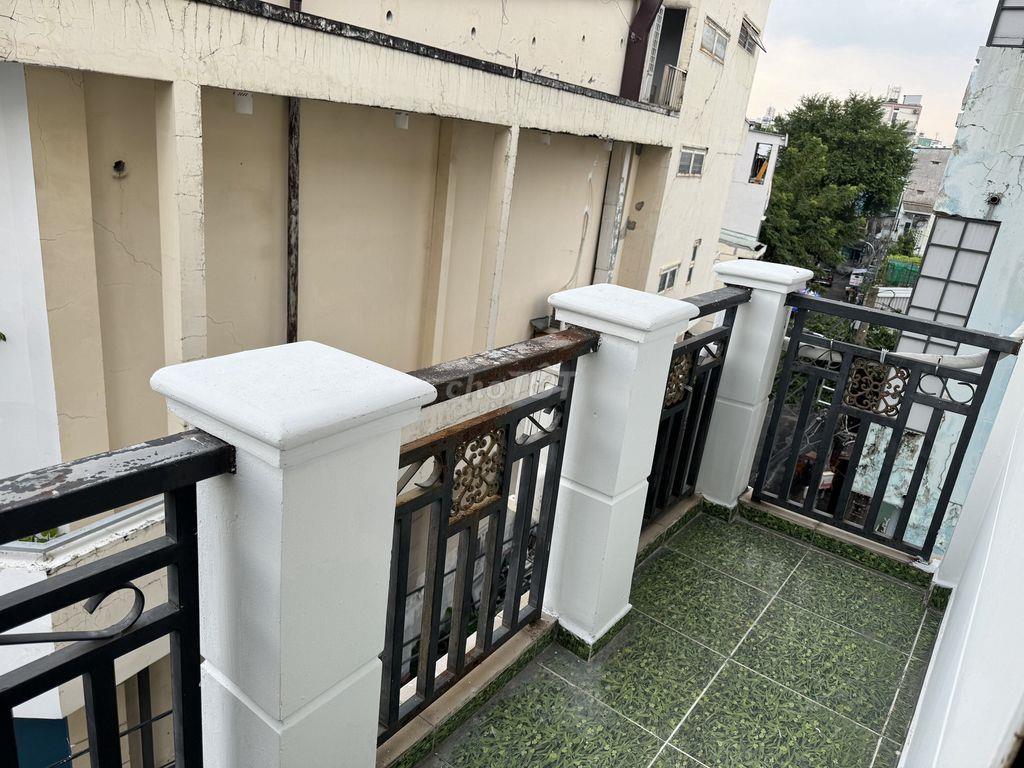 Phòng ngay cầu Băng Ky (Nơ Trang Long), full nội thất, có ban công lớn