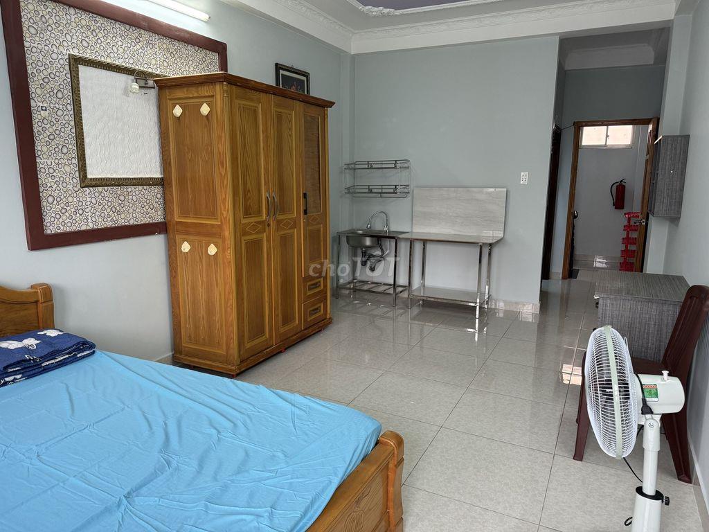 Phòng ngay cầu Băng Ky (Nơ Trang Long), full nội thất, có ban công lớn